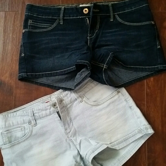 Bundle of 2 Levi Jean Shorts - Picture 2 of 2